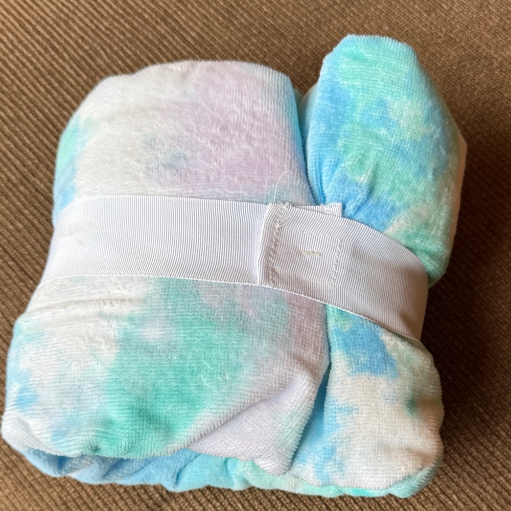 The Big One Aqua and White Tie-Dye Bath Wrap NEW - Picture 3 of 3